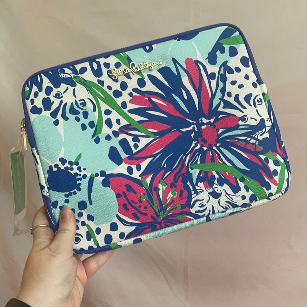Lilly Pulitzer Tech Clutch Resort White